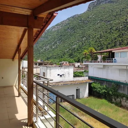 Samaras In Lejlighed *